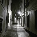 Nel silenzio della sera, il rumore dei propri passi illuminati dal caldo dei lampioni Foto di Cesare Del Ben @cesare_delben (11/10/2022)