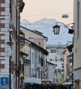 Veduta delle nostre prealpi da corso Garibaldi Foto di Pina Petrović @pinaklarapetrovicjesenovec (8/03/2023)
